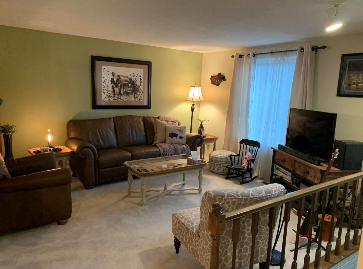 Living room with accent wall — before