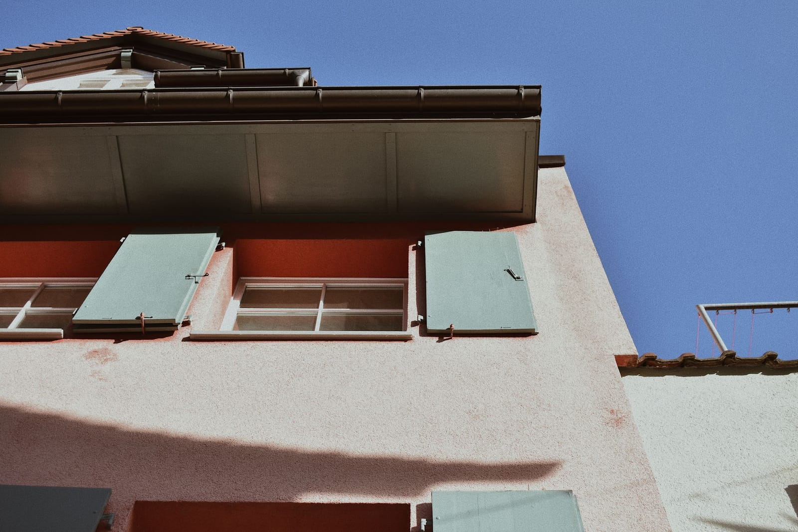 Soffit, fascia and gutter line along a house roof edge
